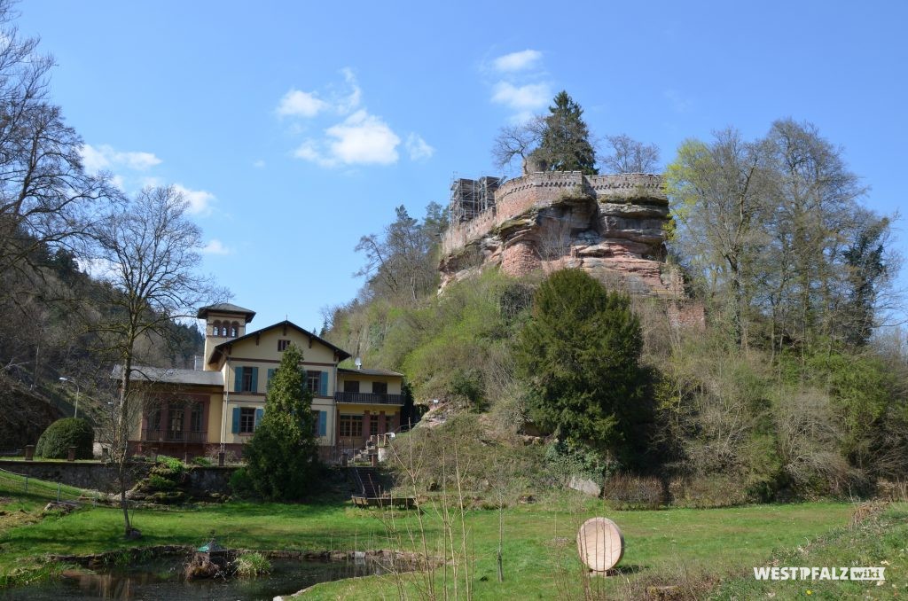 Burgruine Diemerstein mit Villa Denis am Fuße der Burg