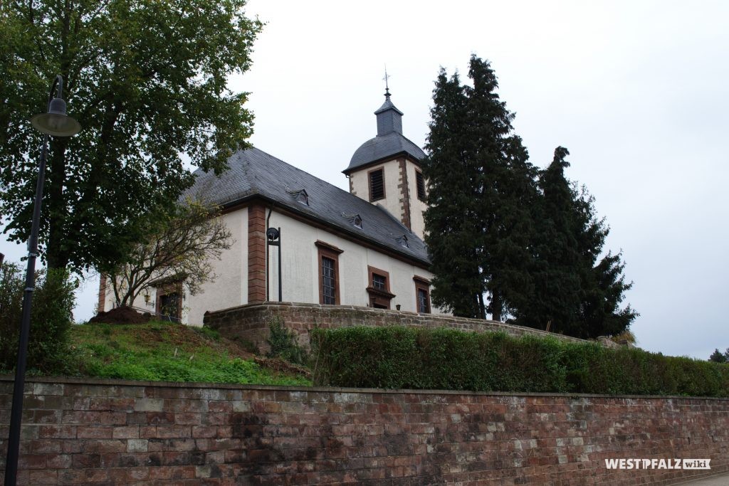 Blick von der Hauptstraße auf die etwas erhöht gelegene Martin Luther-Kirche