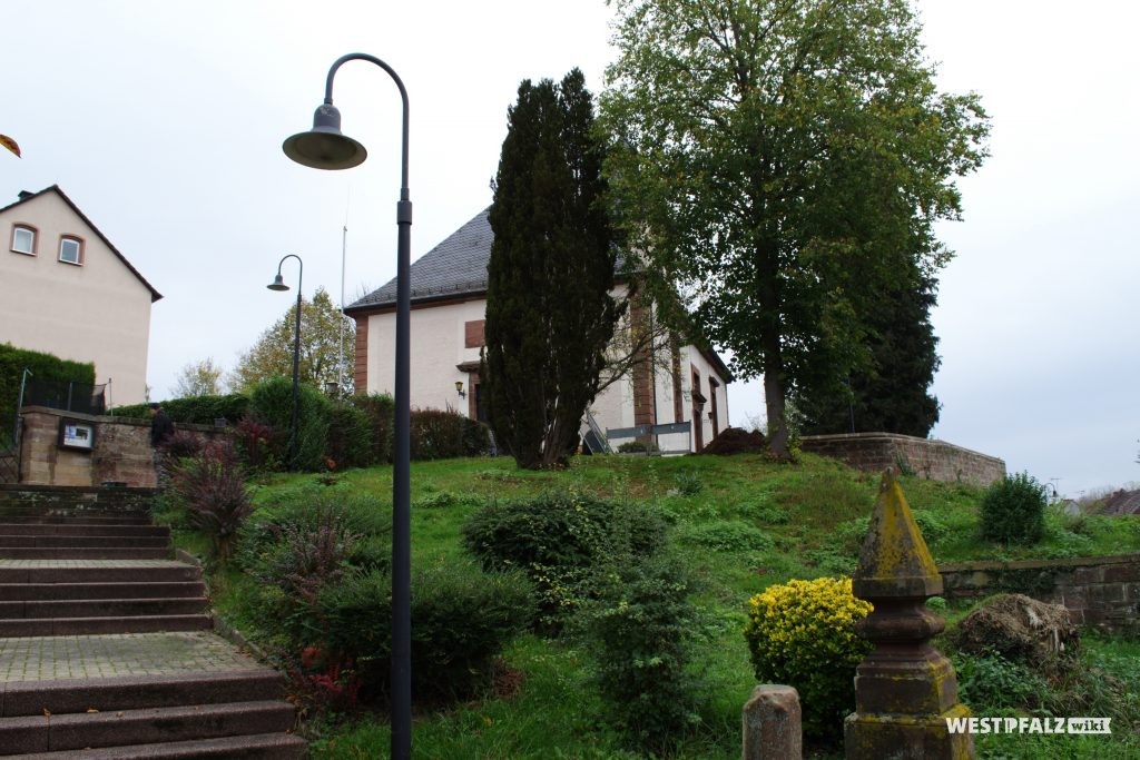 Blick von der Hauptstraße in Richtung des Hauptportals der Martin Luther-Kirche