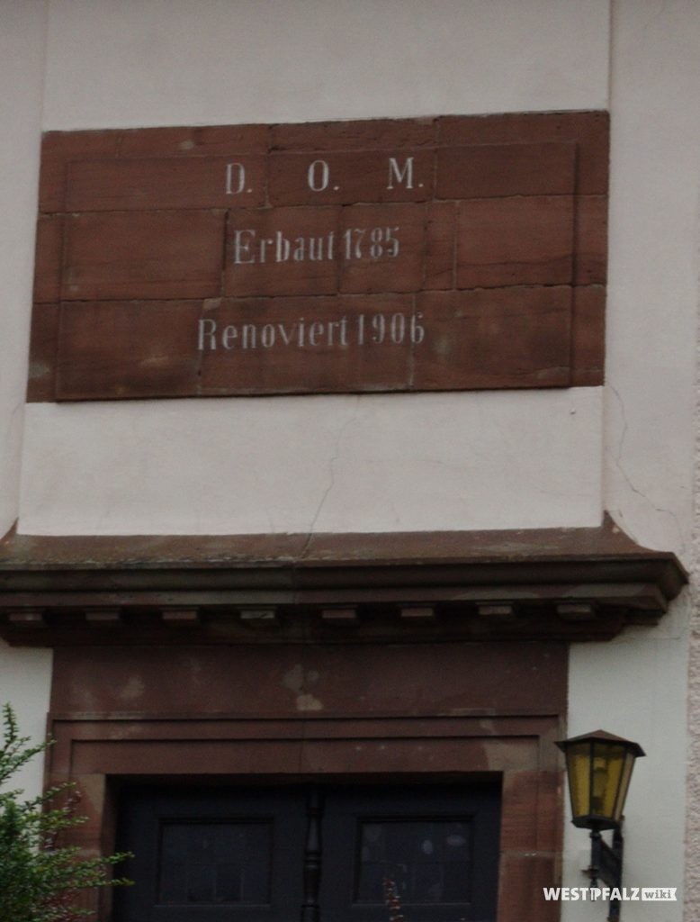 Inschrifttafel mit Erbauungs- und Renovierungsjahr über dem Hauptportal der Martin Luther-Kirche in Contwig