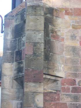 Strebepfeiler und Erker an der Nordwestecke der Außenmauer der Alten Abtei in Otterberg