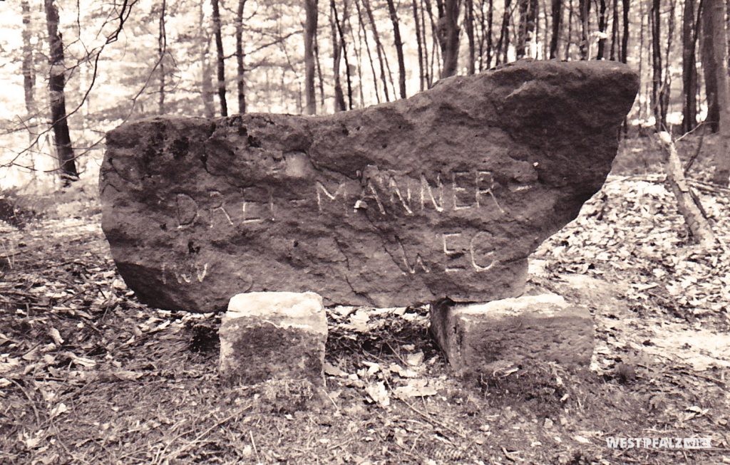 Ritterstein Nr. 193 mit der Inschrift "Drei-Männer-Weg"