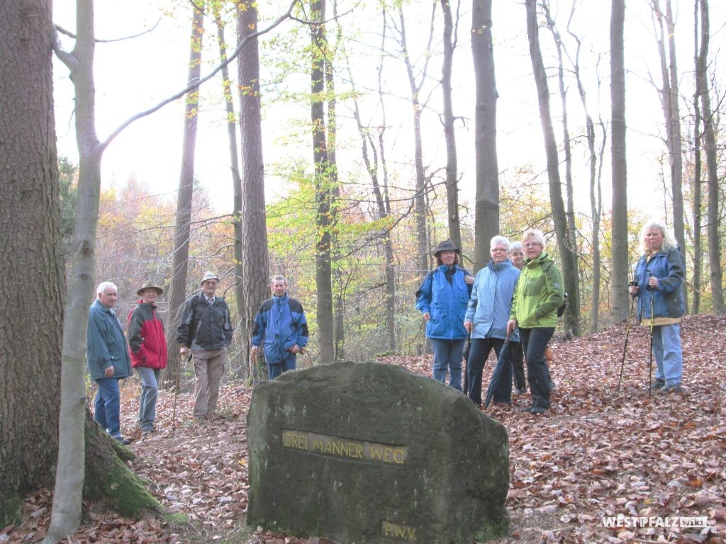 Ritterstein Nr. 193 mit der Inschrift "Drei-Männer-Weg"