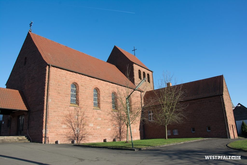 Blick von Westen auf die katholische Kirche in Katzweiler