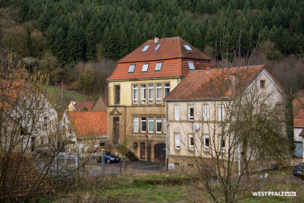 Links ist das neue Schulhaus zu sehen, rechts das alte Schulhaus in Hinzweiler