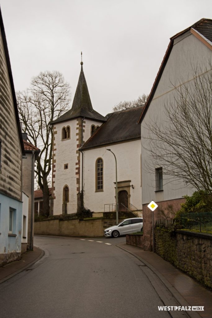 Blick von der Hauptstraße aus Norden kommend auf die protestantische Kirche