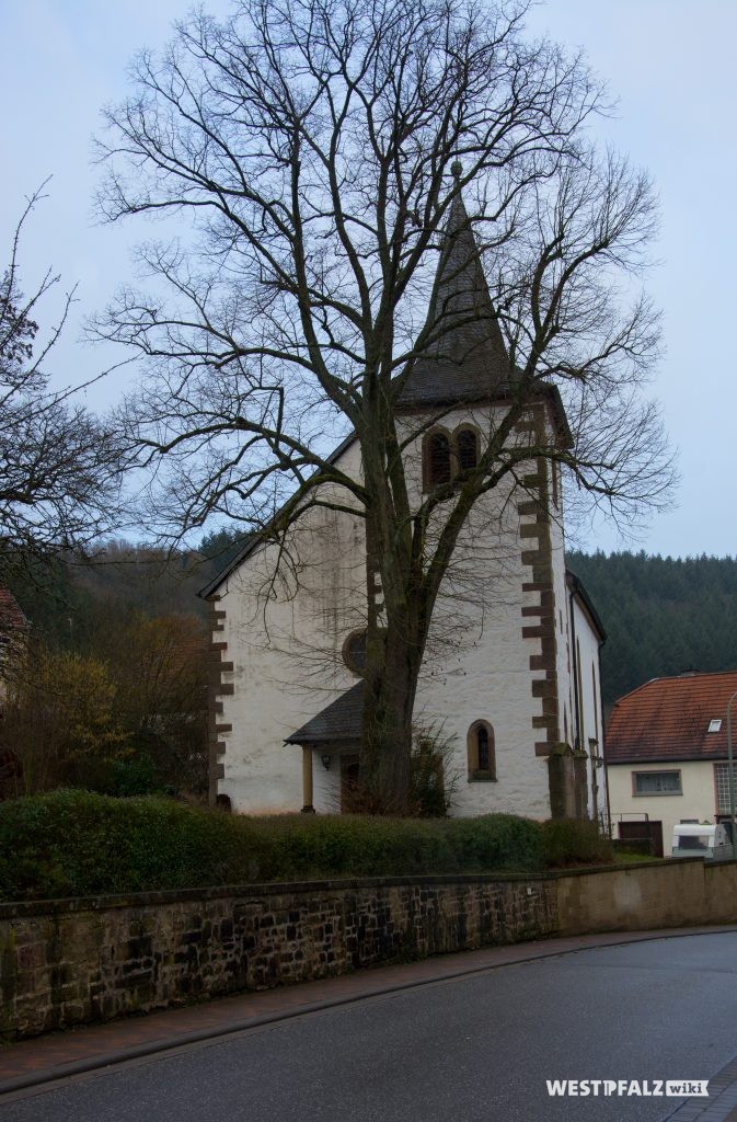 Blick von der Hauptstraße aus Süden kommend auf die protestantische Kirche