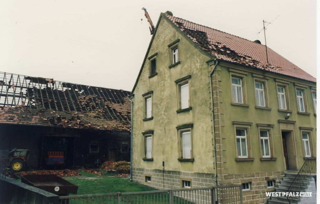 Schäden am Bauernhaus Biehl nach dem Tornado 1993