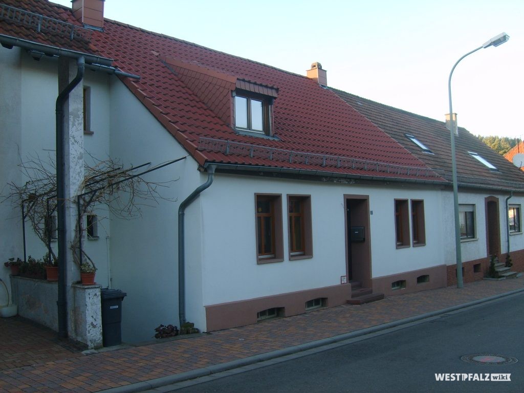 Ehemaliges Wohnhaus des Musikanten Philipp Hubrich. Links grenzt die Scheune an