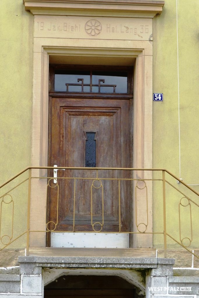 Eingangstür mit Türinschrift des "neuen" Hauses
