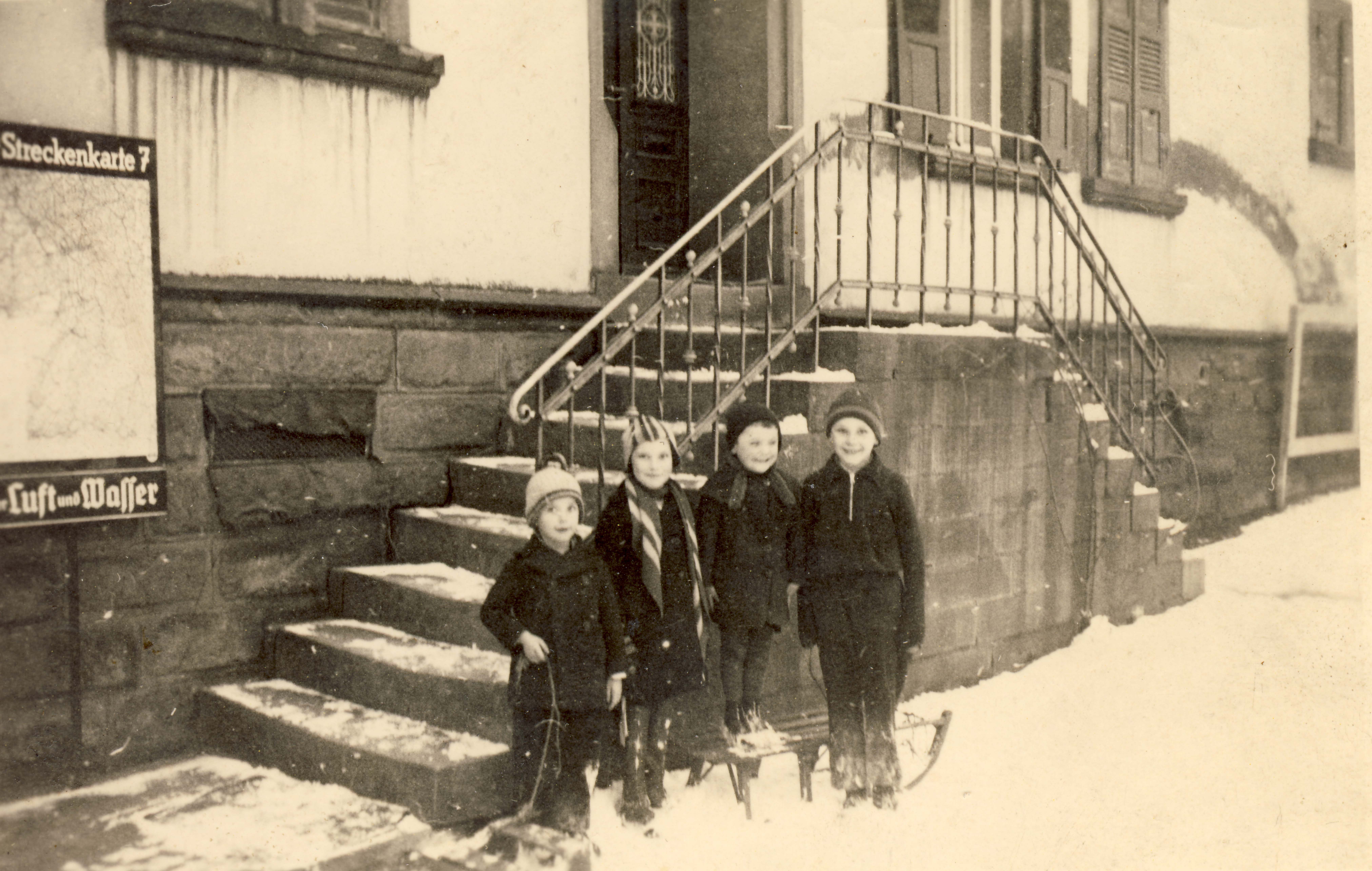 Kinder vor dem Wohnhaus Mahler