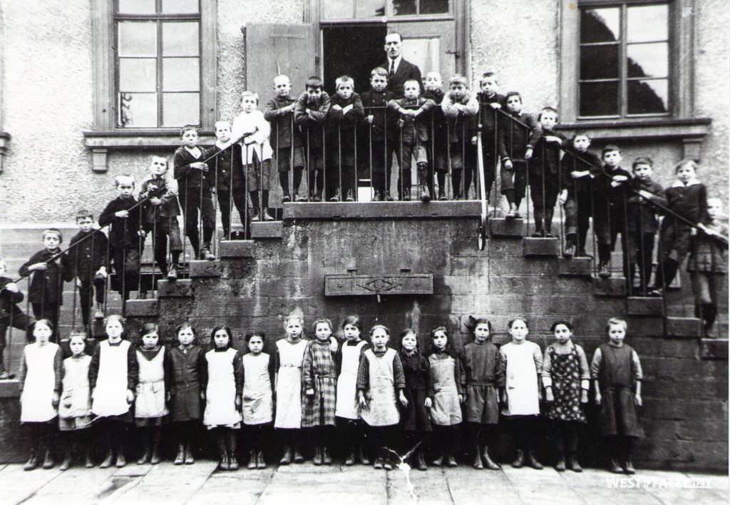 Klassenfoto auf der Eingangstreppe des Schulhauses