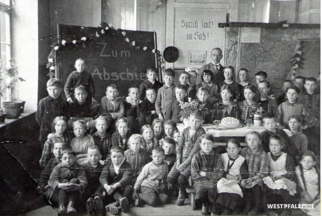 Klassenfoto in einem Schulsaal