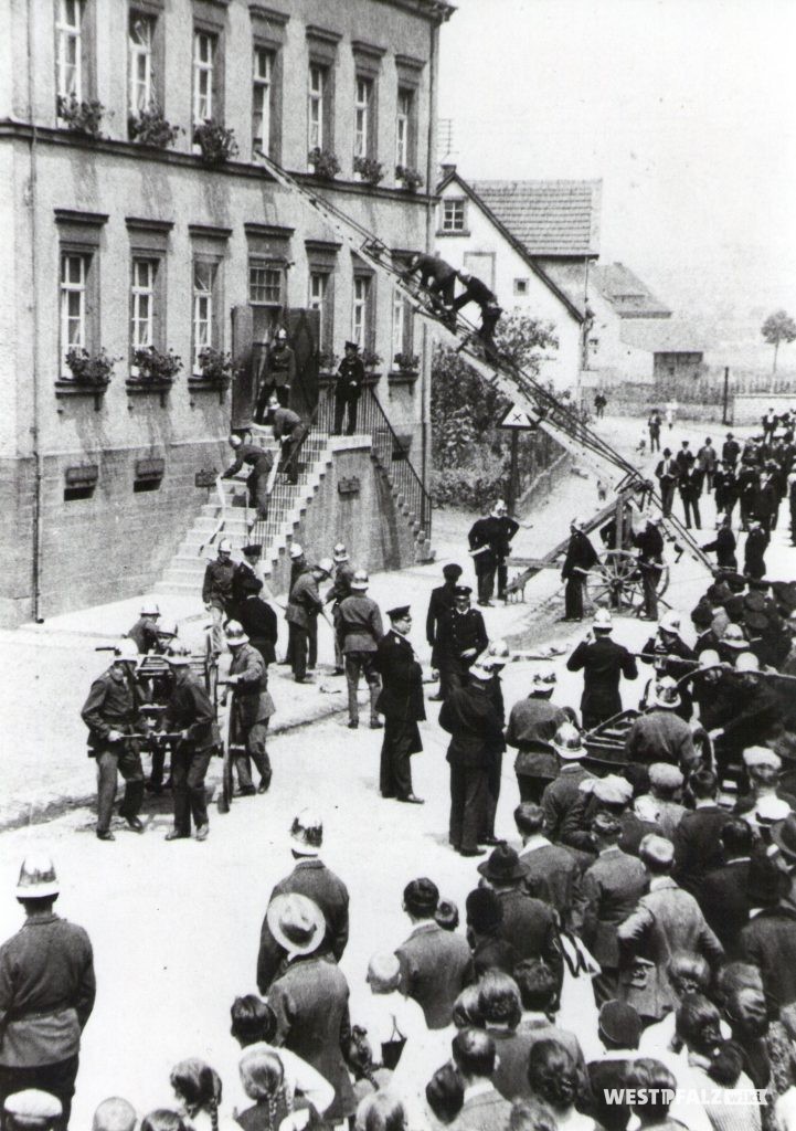 Feuerwehrübung bei der ehemaligen Volksschule in Erfenbach