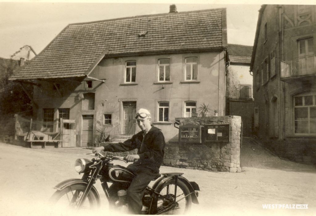 Ehlers vor dem Wohnhaus Oberdorf 2