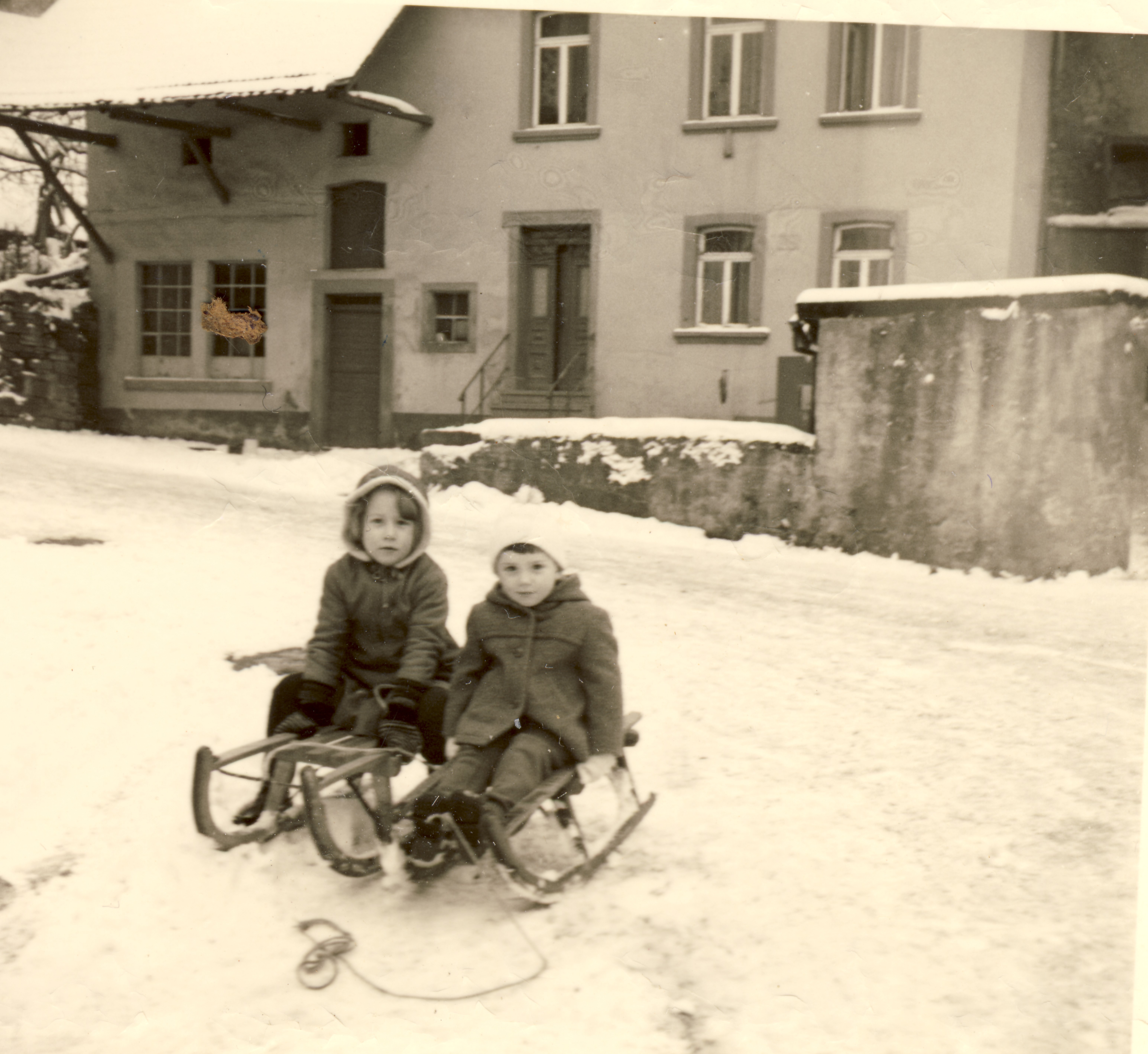 Kinder Ehlers vor dem Wohnhaus Oberdorf 2 im Winter 1961/62