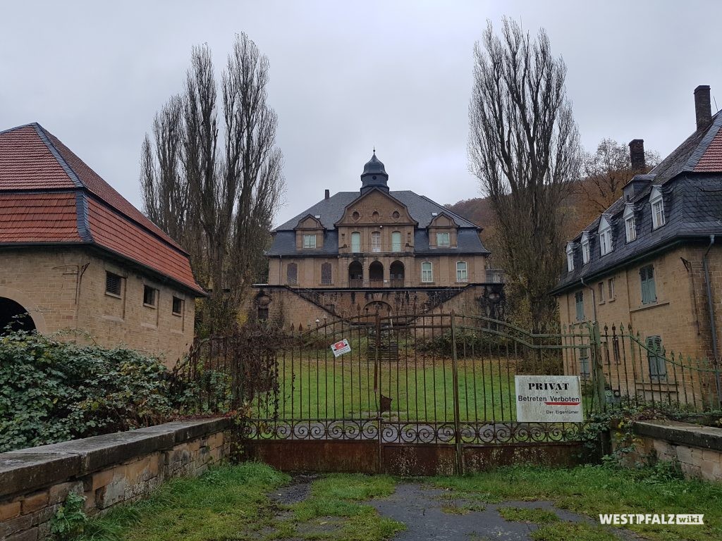 Viktoriastift in Finkenbach-Gersweiler. In der Mitte das Herrenhaus, rechts und links die ehemaligen Wirtschaftsgebäude