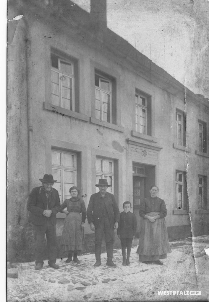 Familie Biehl vor dem Bauernhaus, Oberdorf 8