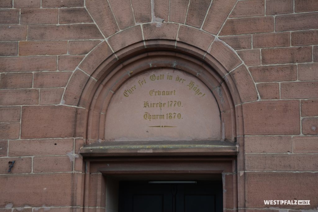 Inschrift über dem Hauptportal der protestantischen Kirche in Hochspeyer
