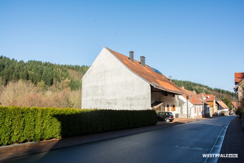 Ehemalige Scheune und dahinter liegendes Wohnhaus in der Hauptstraße 12 in Hinzweiler