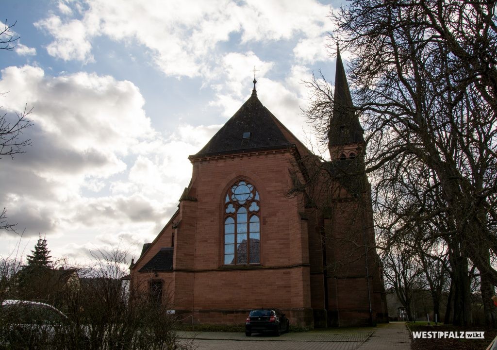 Blick auf die Westseite der katholischen Kirche in Otterbach