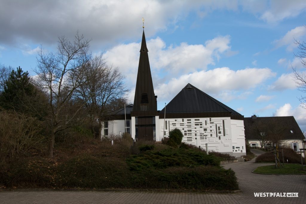 Ostseite mit Hauptportal der protestantischen Kirche in Otterbach