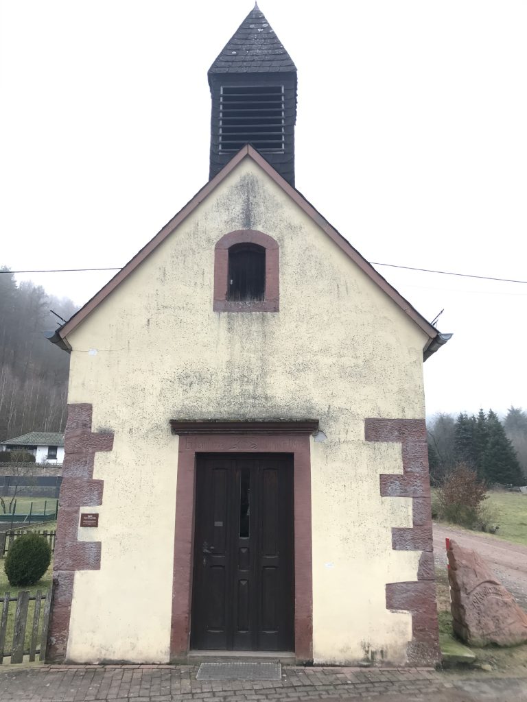 Frontansicht der Kapelle am Neuhof