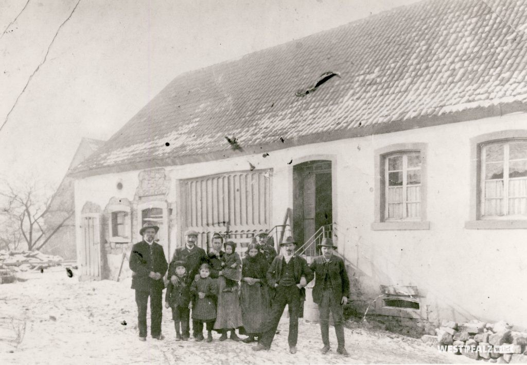 Familie Schwarz vor ihrem Haus Mühlberg 8 in Hinzweiler