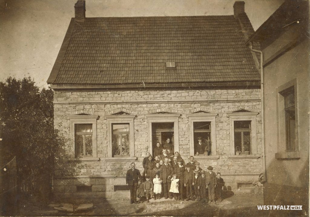 Familienfoto vor dem Musikantenhaus Mühlberg 13