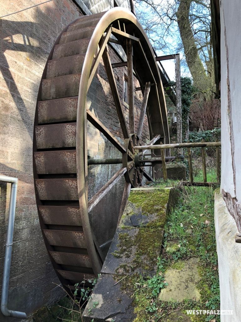 Historisches Mühlrad der alten Mühle in Katzweiler