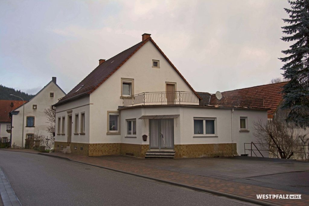 Wohnhaus mit angebautem Verkaufsraum in der Hauptstraße 49 in Hinzweiler