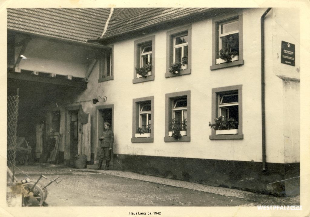 Ehemaliges Bauernhaus Luije Hauptstraße 43. Vor der Haustür ein Wehrmachtsoldat