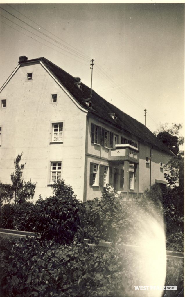 Altes Pfarrhaus mit angebauter Scheune in der Hauptstraße 50 in Hinzweiler
