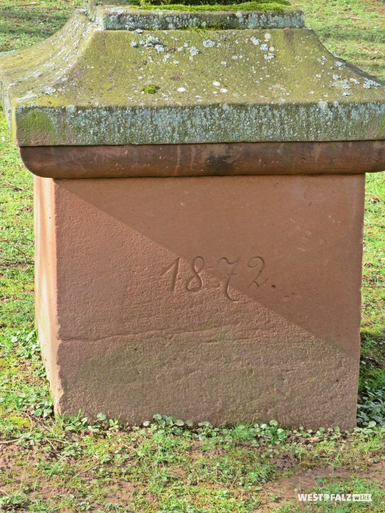 Friedhofskreuz - Inschrift "1872" auf dem Sockel