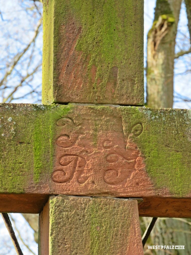 Friedhofskreuz  -Inschrift der Kreuzachse