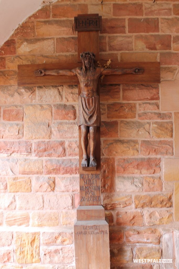 Kruzifix aus Holz und Sandsteinsockel in der katholischen Kirche in Hütschenhausen