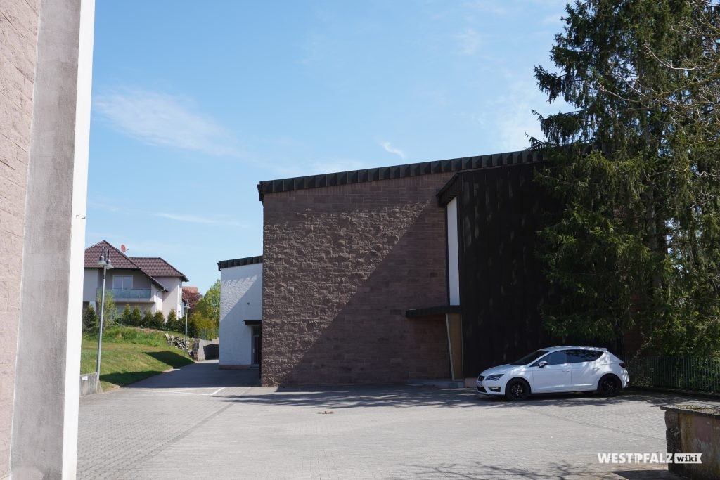Katholische Kirche in Miesenbach. Am linken Bildrand ist der Kirchturm erkennbar