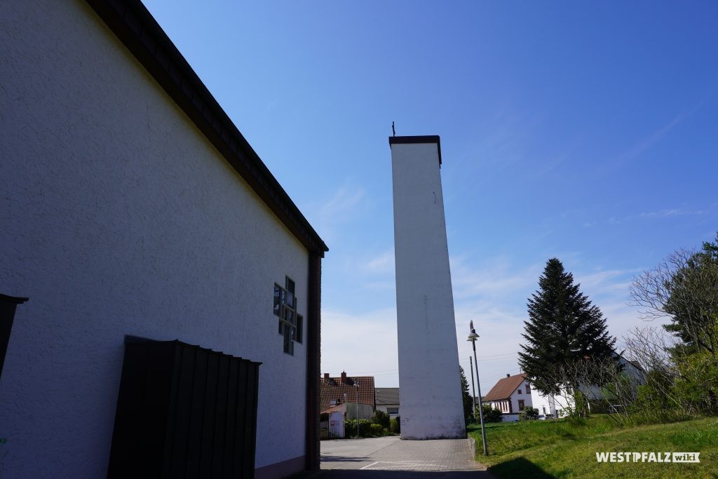 Rückansicht auf die katholische Kirche und den Kirchturm in Miesenbach