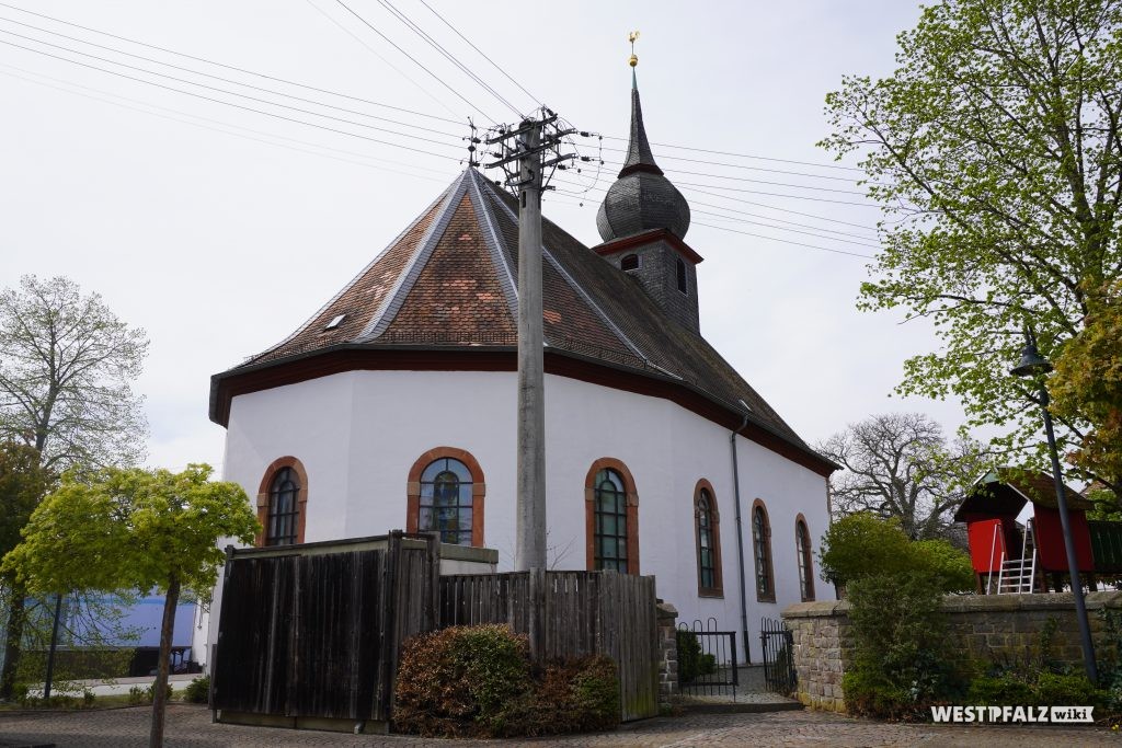 Blick auf den Chor der protestantischen Kirche in Misau