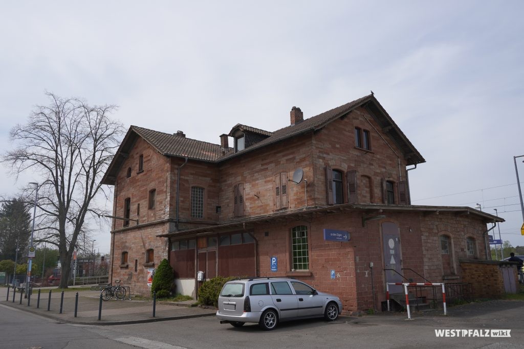 Rückansicht des Bahnhofgebäudes in Bruchmühlbach