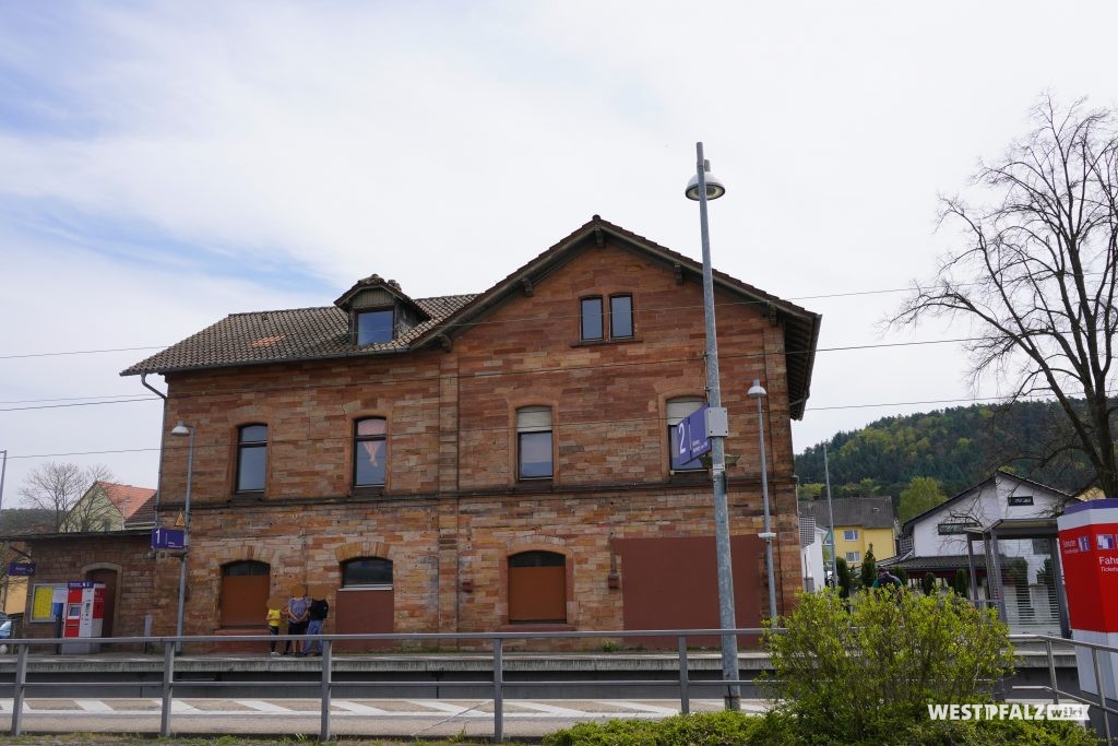 Blick aufs Bahnhofsgebäude in Bruchmühlbach vom Bahnsteig aus