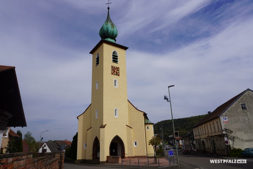 Kirchturm der katholischen Kirche in Bruchmühlbach