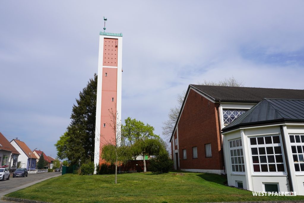 Blick von der Gutenbergstraße auf die protestantische Kirche in Ramstein