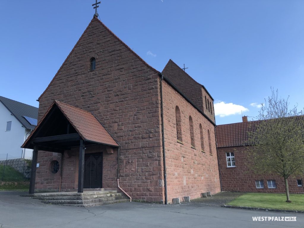 Blick auf die Eingangstür der katholischen Kirche in Katzweiler