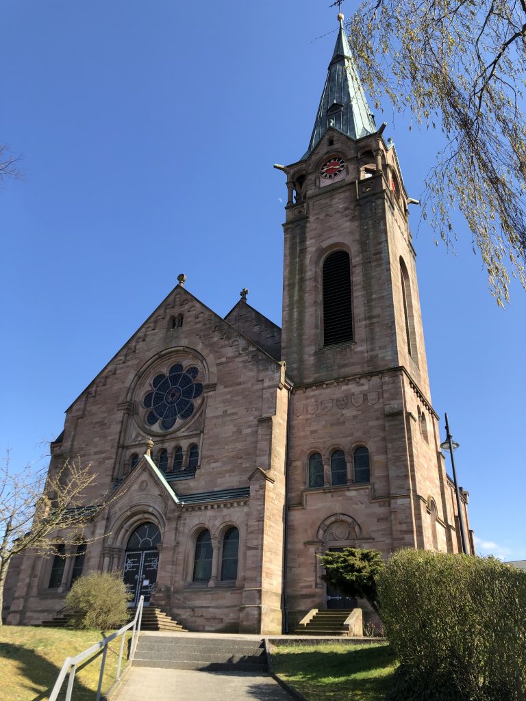 Frontansicht mit Hauptportal der protestantischen Kirche in Weilerbach