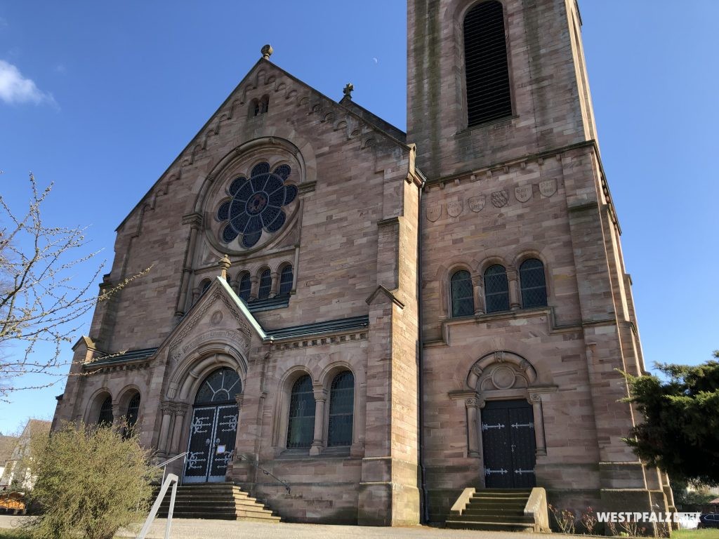 Eingangsportal der protestantischen Kirche in Weilerbach