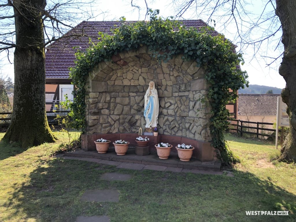 Mariengrotte an der katholischen Kirche in Weilerbach
