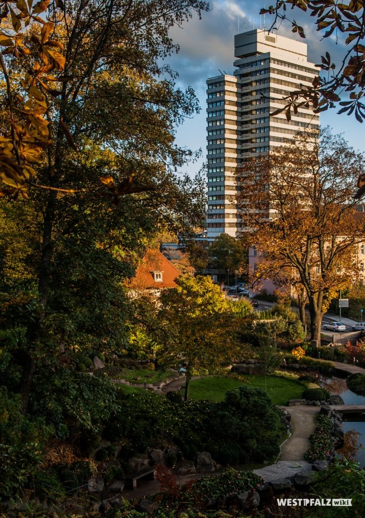 Blick auf das Rathaus in Kaiserslautern vom Japanischen Garten aus