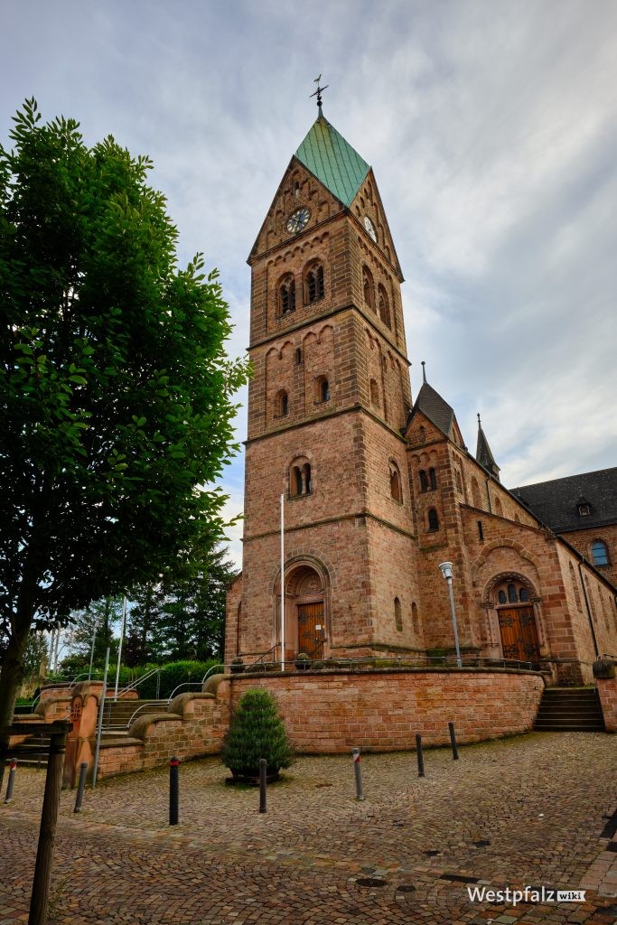 Blick von Nordosten auf den Kirchturm der katholischen Kirche in Ramstein