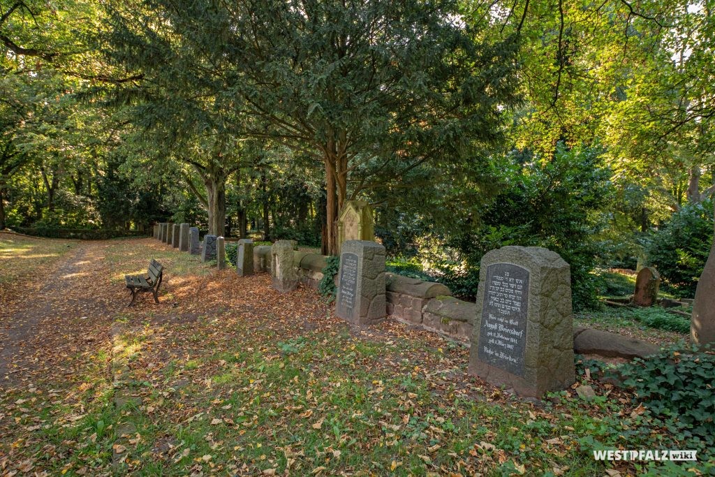 Erhaltene Grabmäler auf dem Alten Friedhof in Pirmasens